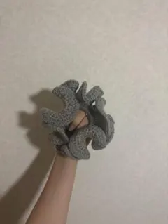 グレーの毛糸シュシュ フリルデザイン