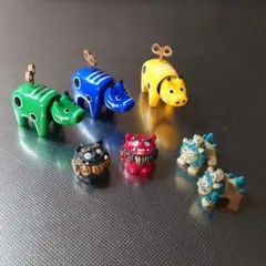 赤ベコゼンマイフィギュア（青・黄・緑）とシーサーマスコット