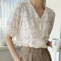 DAZY ボタンフロントパフスリーブブラウス　ベージュ