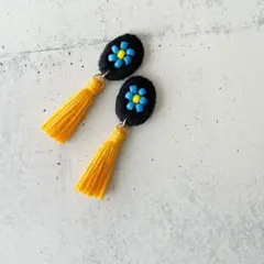 小さなお花 タッセル オレンジイエロー ビーズ刺繍 ピアス/イヤリング