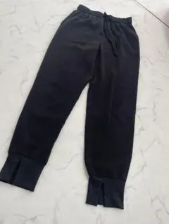 GU 黒パンツ ウエストゴム 裾フレア