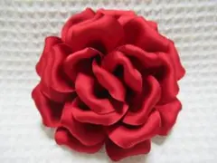 レッド系色サテン生地のバラ型　ブローチ（安全ピン・ミニクリップ付き）