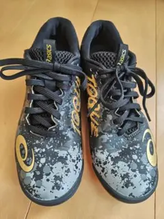asics フットサルシューズ ブラック ゴールドのサムネイル