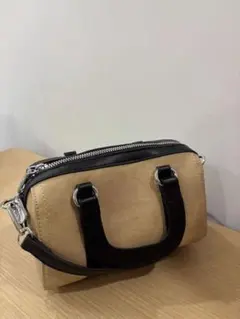 ベージュと黒のショルダーバッグ