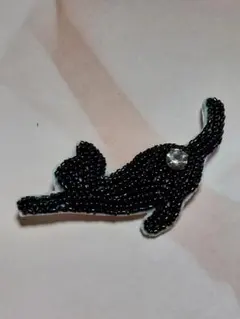 伸びしている 黒猫のシルエット ブローチ ハンドメイド