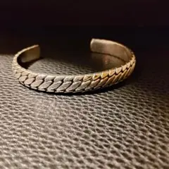 バングル　シルバー　シンプル　人気　編み込みデザイン ブレスレット　春