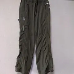 アディダス　カジュアルパンツ　カーキ色