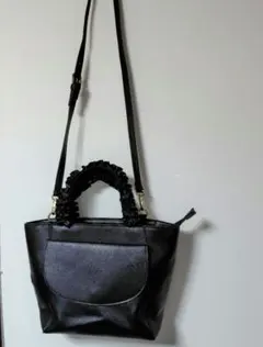 フリル付きブラックショルダーバッグ