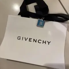 GIVENCHY 神宮寺チャーム ロゴ入り　ショッパーリボン付