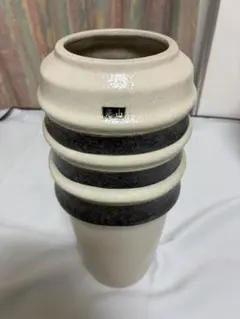 陶器製花瓶 クリーム色と黒のストライプ