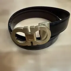 Ferragamo　フェラガモ　ブラック×ゴールド　細め　上品　ベルト　パンツにのサムネイル