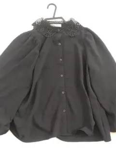 レース付き黒長袖シャツ