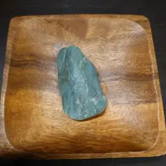 糸魚川産　ネフライト　軟玉翡翠　52g　天然石　海石 　透過大