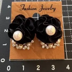 ブラック　フラワー型　パールとダイヤ付き　ピアスセット