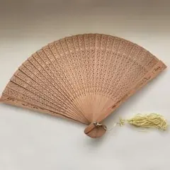 白檀 扇子 透かし彫り 箱付 - メルカリ