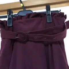 ワインレッドのスカート