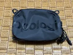 完売品　topologie　ミニボトルサコッシュ　/ダークグレー　ロゴプリント