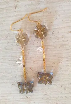【No.147】水晶のさざれ石を使った蝶々のチェコビーズピアス