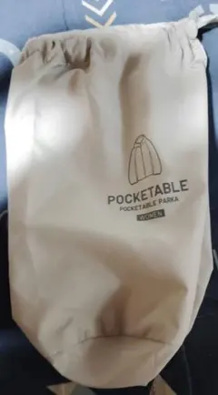 ポケッタブルパーカー収納袋　ユニクロ