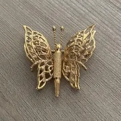 超美品【MONET】 モネ ブローチ 蝶 butterfly 透かし彫 ゴールドのサムネイル