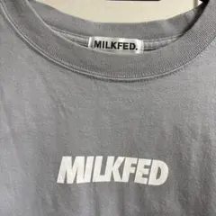MILKFED. Tシャツ グレー ロゴ バックプリントのサムネイル