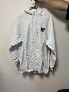 【袖ロゴ】UNDEFEATED アンディフィーテッド　プルオーバーパーカー　Mのサムネイル