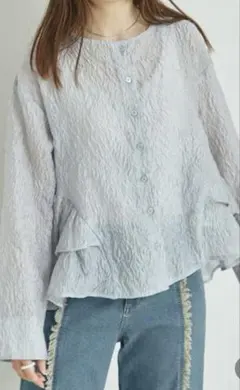 フリル付きグレーシャツ 【新品、未使用】のサムネイル