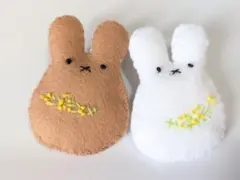 ウサギ型フェルトブローチ 2個セット