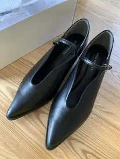 ブラックレザーアンクルストラップパンプス