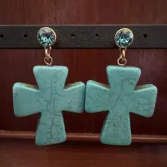 【クリスマス限定価格】ターコイズ風クロス型ピアス　　練りターコイズ　スワロフスキ