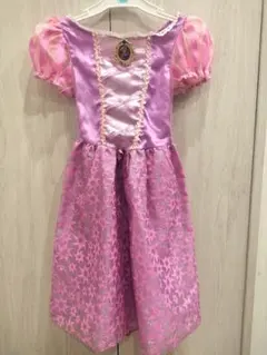 ピンク フリル付きドレス