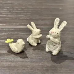 ウサギと小鳥の置物