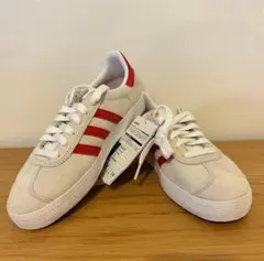 新品【adidas（アディダス）】ガゼルGAZELLEグレージュ×レッド23.5