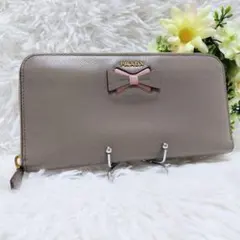 極美品希少カラー✨プラダ♡ラウンドファスナー長財布りぼんモチーフグレージュピンク