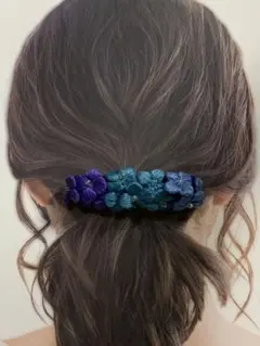 花モチーフの立体刺繍バレッタ　ブルー系　ハンドメイド