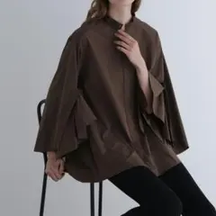 2025年最新】adore ブラウスの人気アイテム - メルカリ