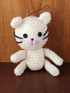 白い猫のあみぐるみ ストラップ付き