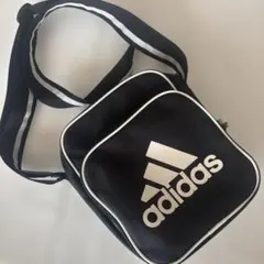 【最終価格】adidas ショルダーバッグ ブラック　縦型のサムネイル