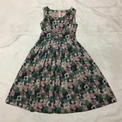 【匿名配送】シビラ 花柄総柄 ノースリーブワンピース プリーツ Mサイズ