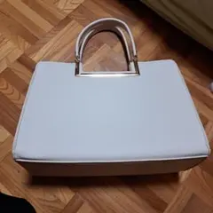 ホワイトハンドバッグ ゴールド金具付き