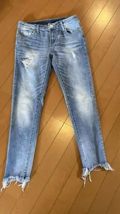 レディース　ダメージジーンズ