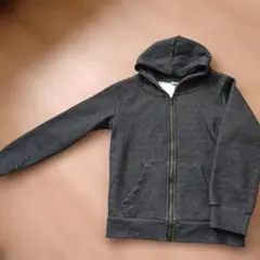 ダークグレー フード付きジップアップパーカー　１２０ 裏起毛　キッズ