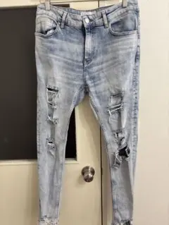 Bershka スキニーデニム ダメージ加工ライトブルーのサムネイル