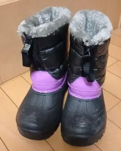 黒と紫の防寒ブーツ スノーブーツ
