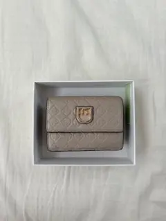 三つ折り財布 FURLA ダリアベージュ