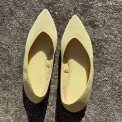 イエロー ポインテッドトゥ フラットシューズ