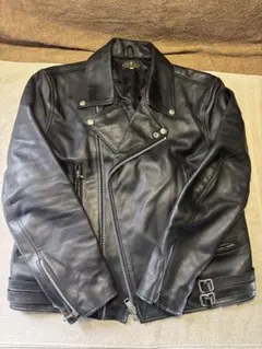黒いレザーライダースジャケット