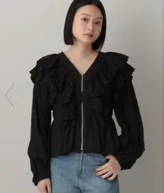 アパートバイ　Apart by ラッフルブラウス ブラックのサムネイル