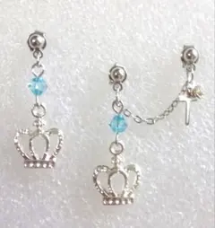 王冠とクロスチャームの３ホールピアス　アクアマリンブルー