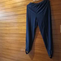 ネイビー ヨガパンツ 裾に穴あり